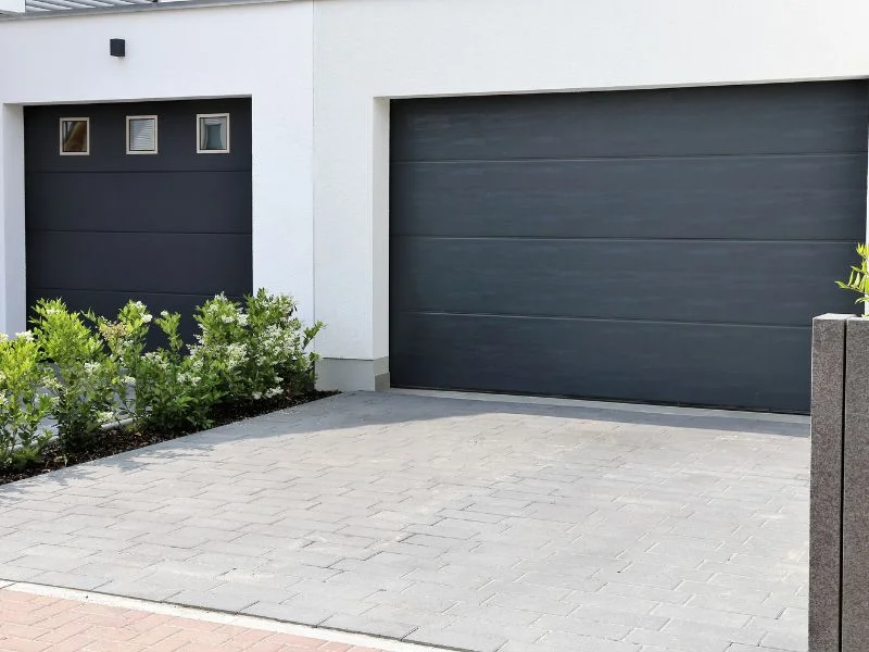 Portes de garage sectionnelles vs enroulables